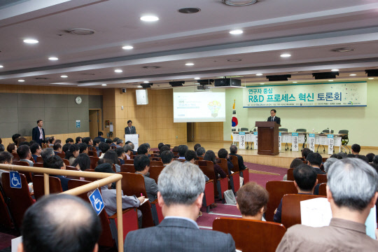 과학기술정보통신부, 박홍근 국회의원, 송희경 국회의원, 오세정 국회의원, 한국연구재단이   24일 서울 여의도 국회 의원회관 제2소회의실에서 열린 '연구자 중심 R&D 프로세스 혁신 토론회'에서 유영민 과학기술정보통신부 장관이 개회사를 하고 있다.(과기정통부 제공)